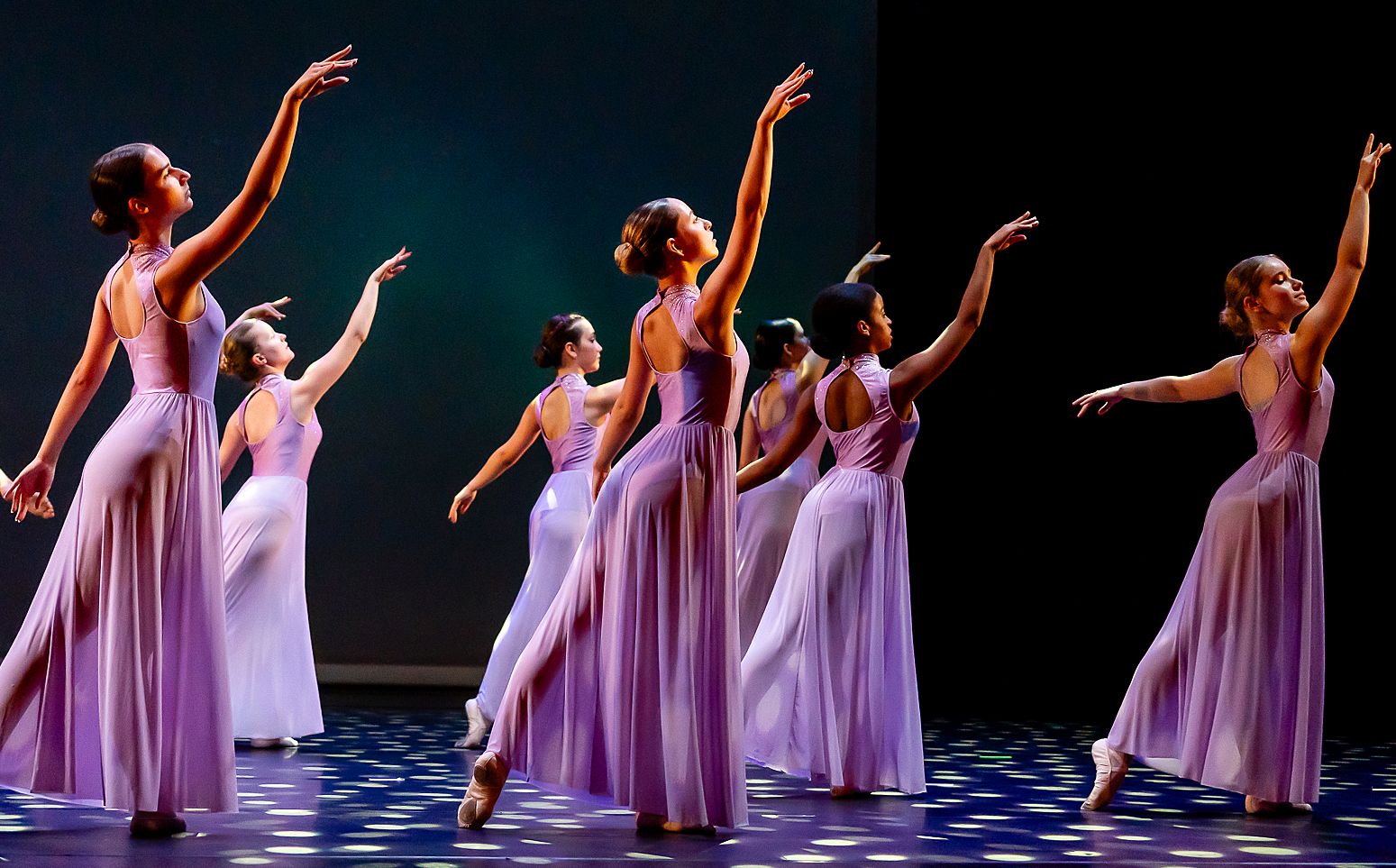 Danseuses sur scène pendant un concours
